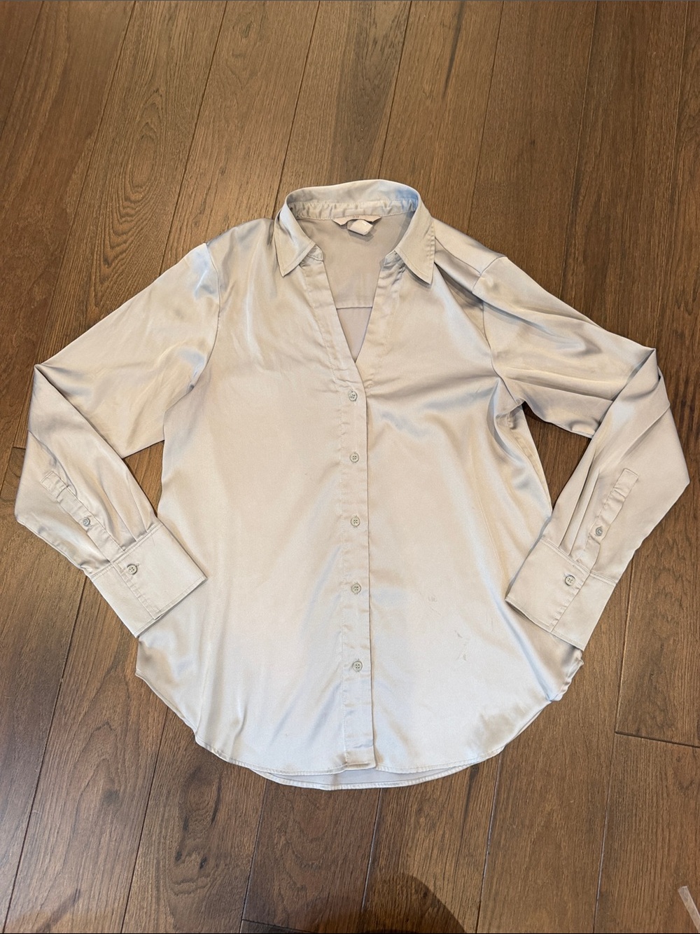 H&M Women's Light Gray Satin Button-Down Shirt Size Small - C27-180